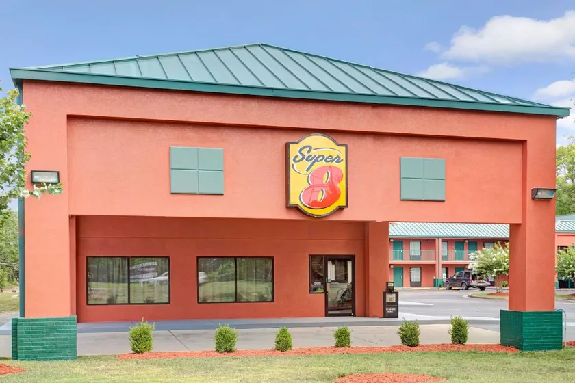 Super 8 by Wyndham Gainesville - Image 1