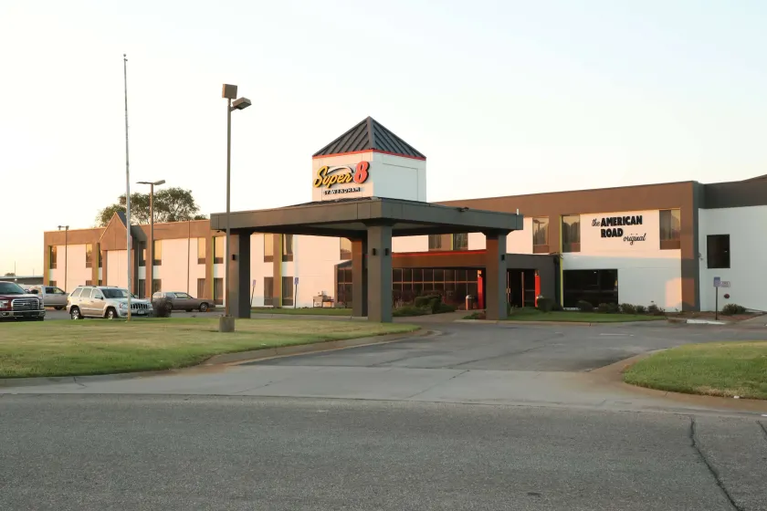 Super 8 by Wyndham Wichita South - Image 1