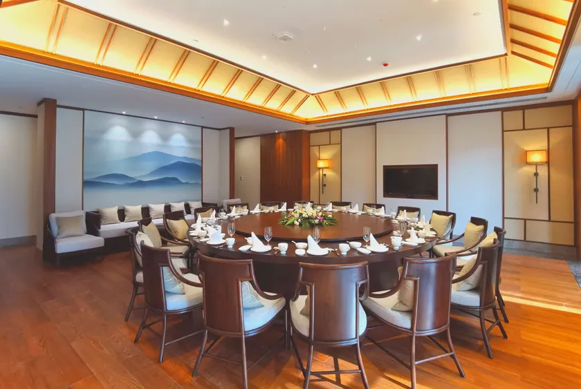 Howard Johnson the Bund Hotel Gasa - Image 1