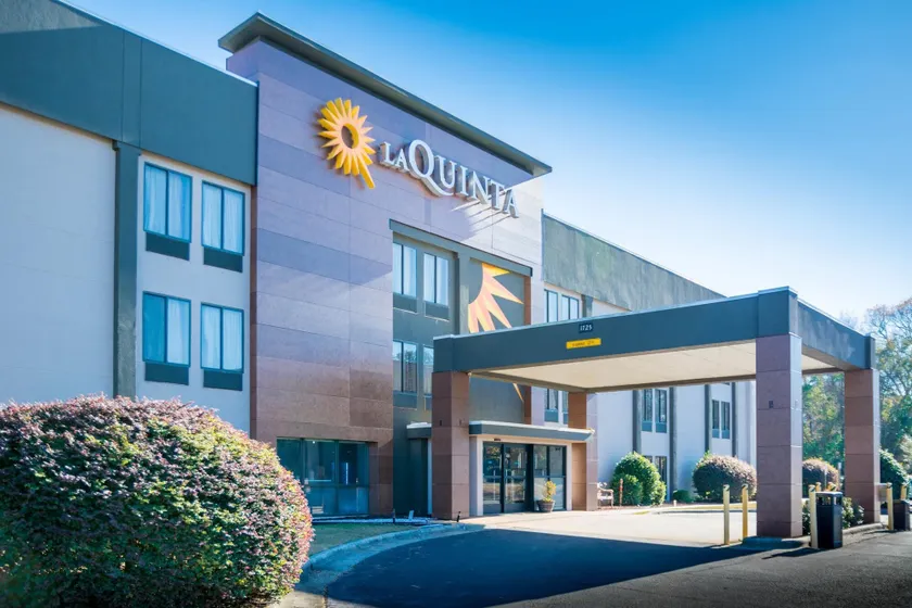 La Quinta Inn & Suites by Wyndham Fayetteville I-95 - Image 1