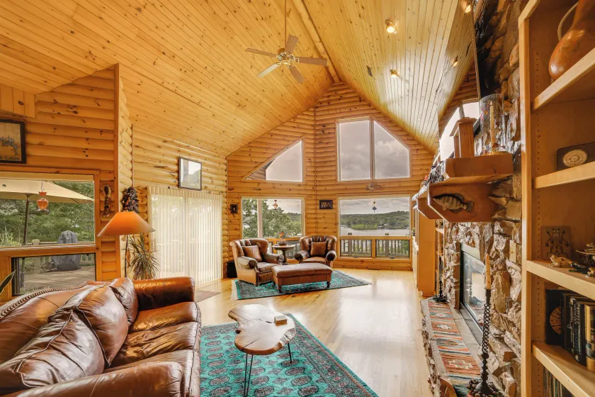 Decks & Views: Spacious Cabin Near Table Rock Lake - Image 1