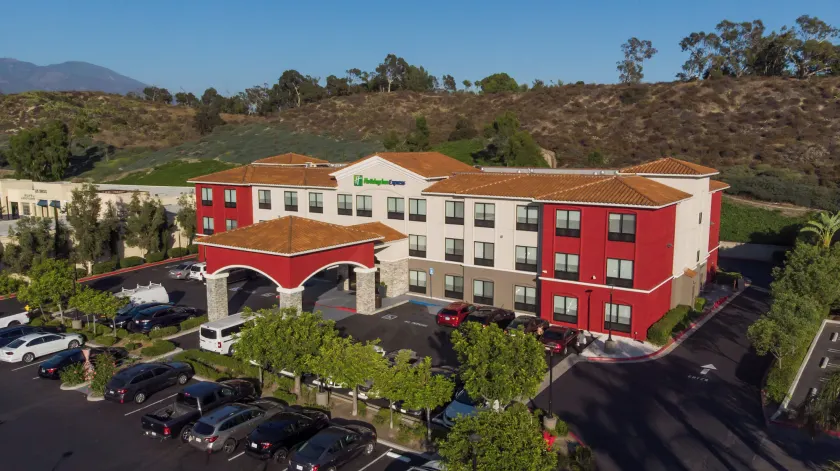 Holiday Inn Express & Suites - Lake Forest by IHG - Image 1