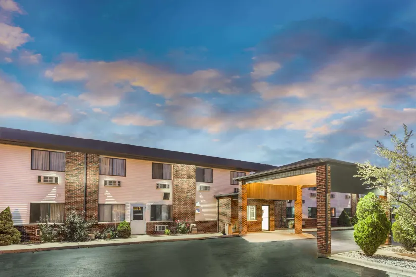 Super 8 by Wyndham Bourbonnais/Kankakee Area - Image 1
