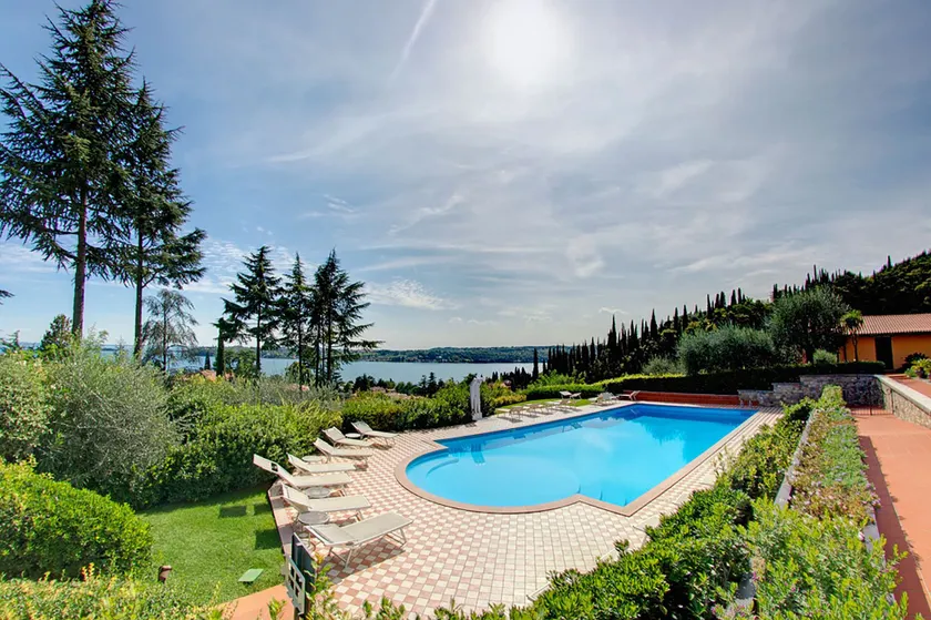 Lovely Flat With Shared Pool and Amazing Lake View - Image 1