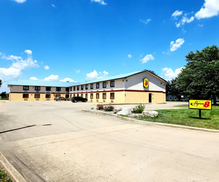 Super 8 by Wyndham Champaign - Image 1