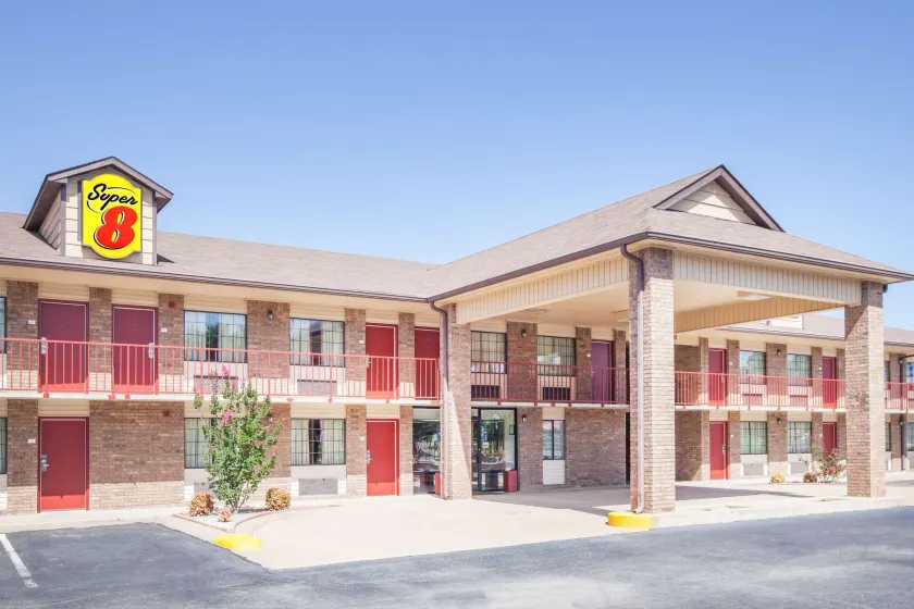 Super 8 by Wyndham Clinton - Image 1