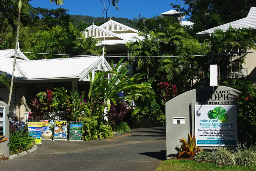 Palm Cove Tropic Apartments - Image 1