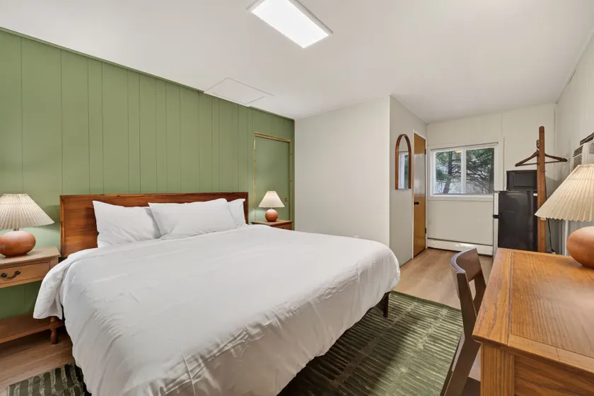 Oak Crest Motel - Image 1