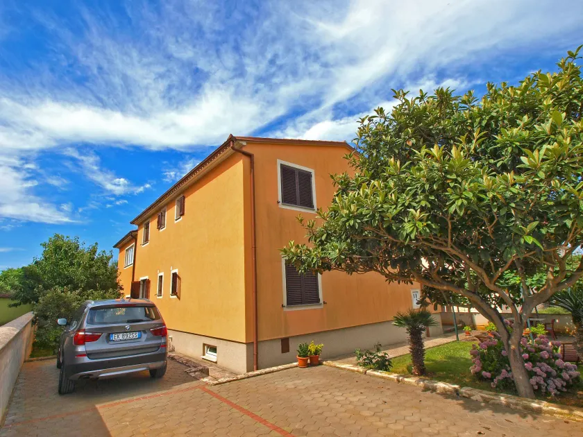 Apartment 21 - Image 1