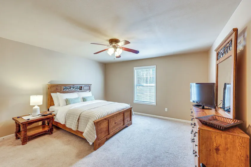 Peaceful 3BR Home Private Deck Near Downtown - Interior