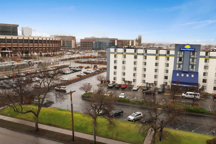 Days Hotel by Wyndham University Ave SE - Image 1