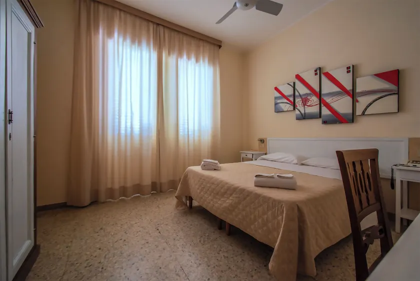 HOTEL HRS - Image 1