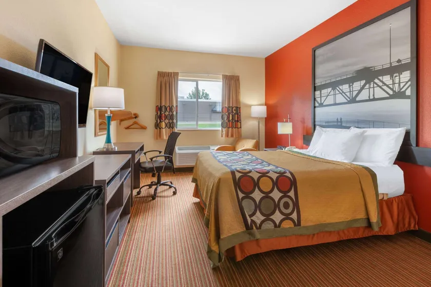 Super 8 by Wyndham Big Rapids - Image 1