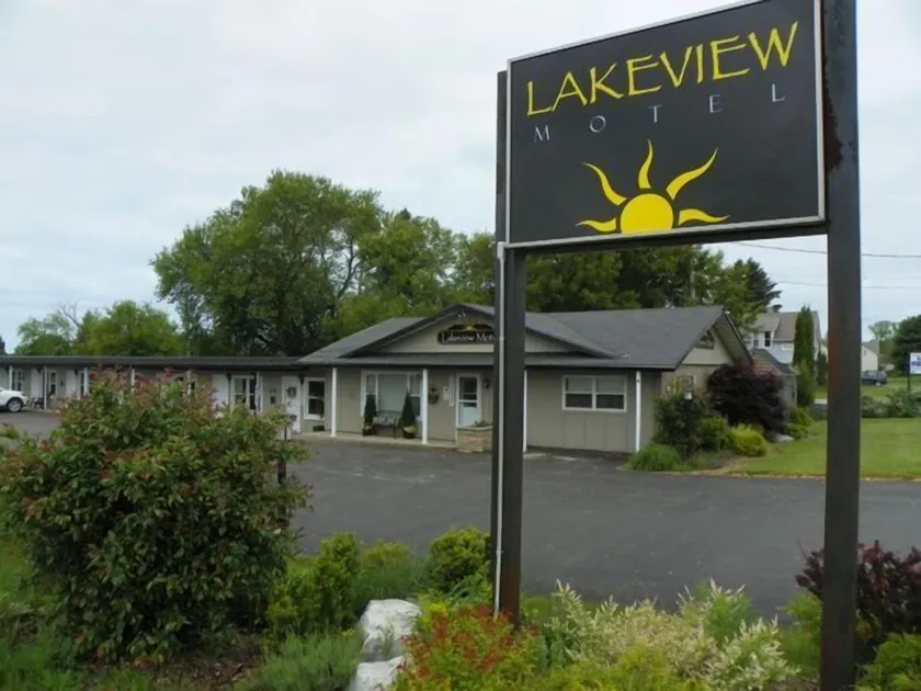 Lakeview Motel & Cottage - Image 1