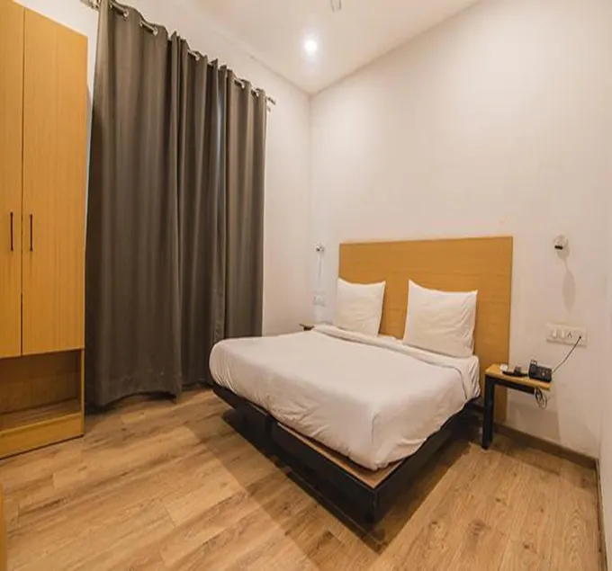 Fabhotel Kingston House - Image 1