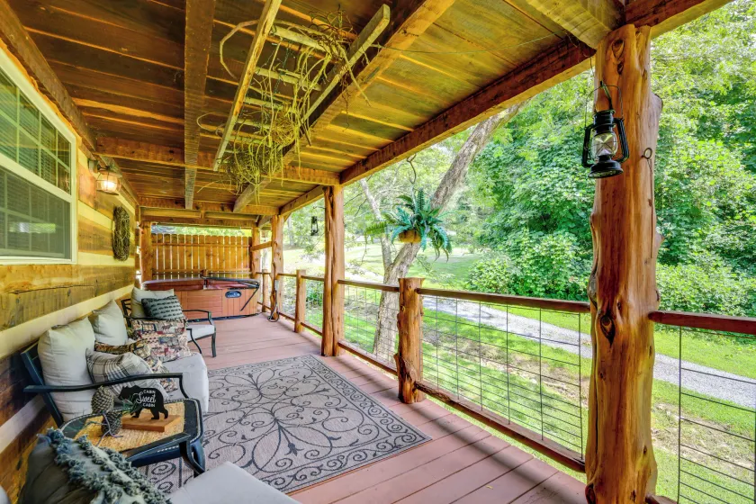 Stunning Creekside Cosby Cabin w/ Deck + Fire Pit! - Interiör