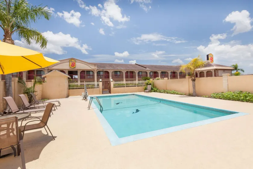 Super 8 by Wyndham Kingsville - Image 1
