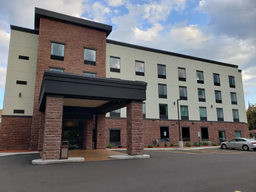 Cobblestone Hotel & Suites - Janesville - Image 1