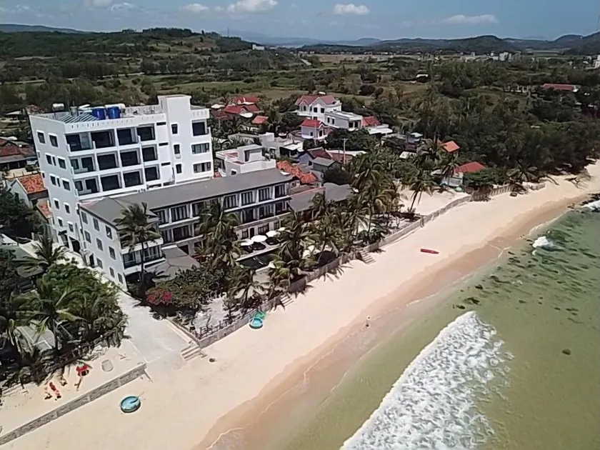 Palm Beach Hotel - Image 1
