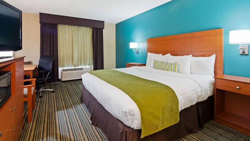 BEST WESTERN Plus Menomonie Inn & Suites - Image 1
