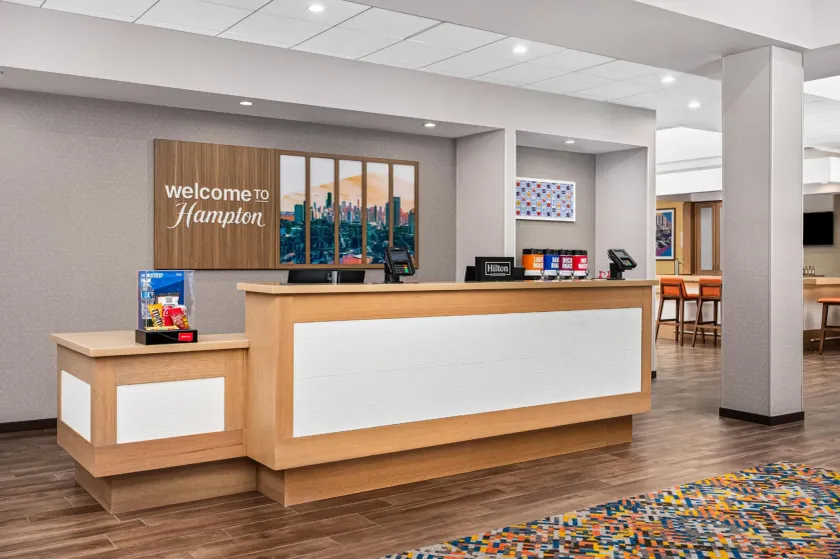 Hampton Inn Chicago North-Loyola Station - Image 1