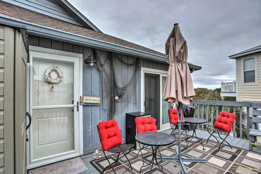 NOUVEAU! Breezy Beach Getaway Condo w / Deck + Grill! - Intérieur