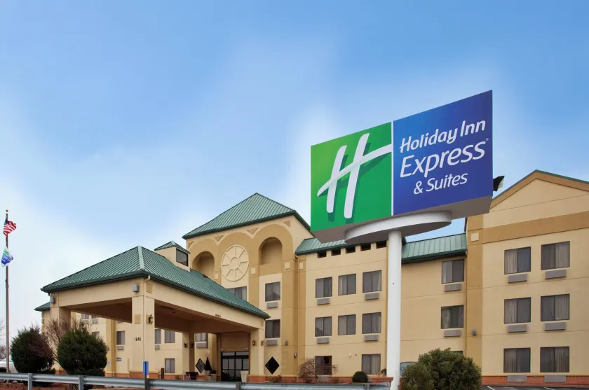 Holiday Inn Express Hotel & Suites Fenton/I-44 by IHG - Image 1