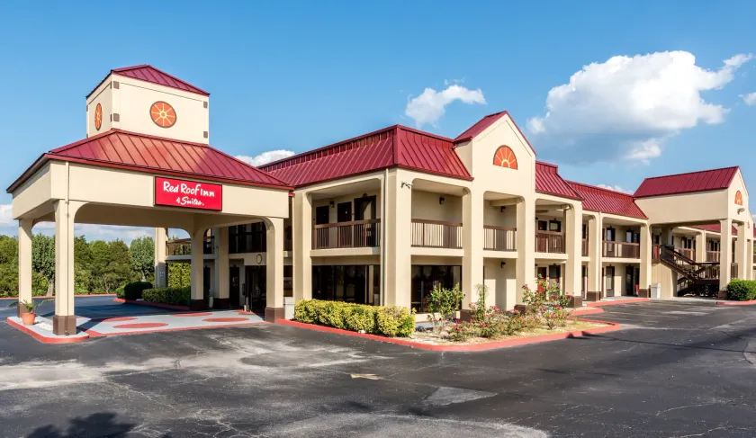 Red Roof Inn & Suites Clinton, TN - Image 1