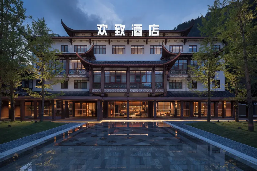 FunGee S Hotel Zhangjiajie National Forest Park, Only 2 minutes' walk to the scenic area and Free 30-Minute Travel Photoshoot - Image 1