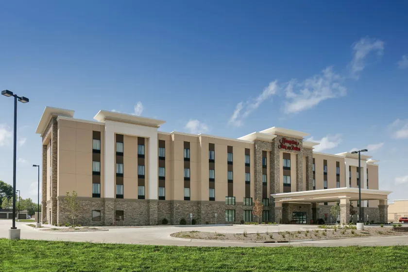 Hampton Inn & Suites Mason City - Image 1
