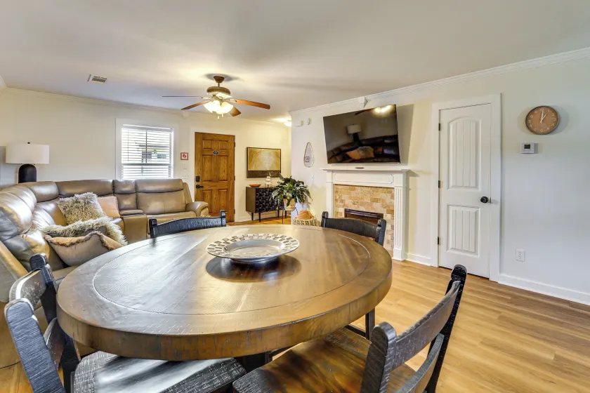5 Mi to Univ of Arkansas: Cozy Townhome w/ Deck - Image 1
