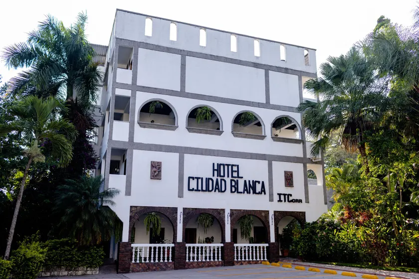 Hotel Ciudad Blanca - Image 1