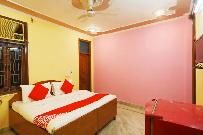 OYO 49985 Singh Hotel - Image 1