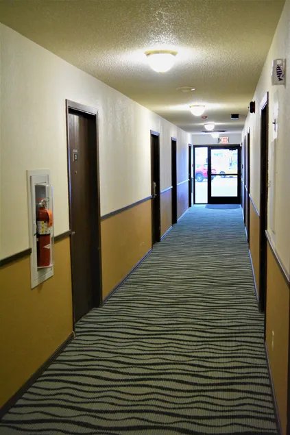 Bloomer Inn & Suites - Lobby