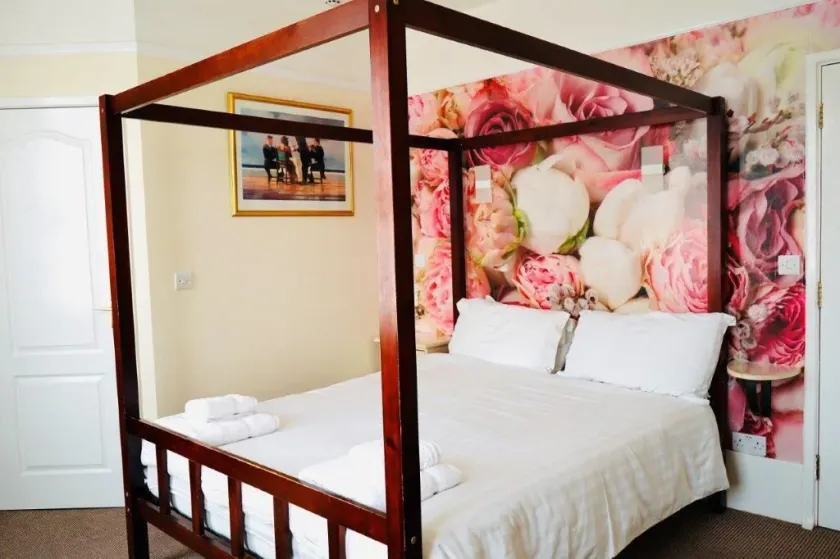 Deincourt Hotel - Image 1