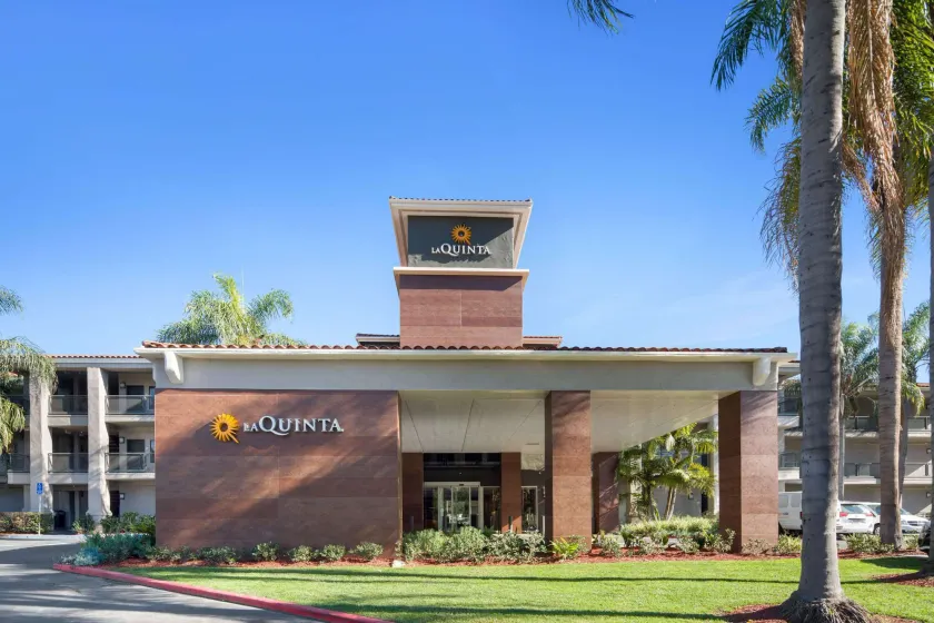 La Quinta by Wyndham Orange County Airport - Image 1
