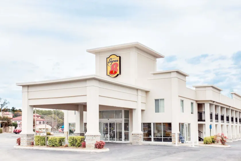 Super 8 by Wyndham Dalton - Image 1