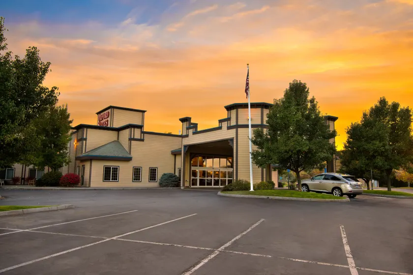 Oxford Suites Pendleton - Image 1
