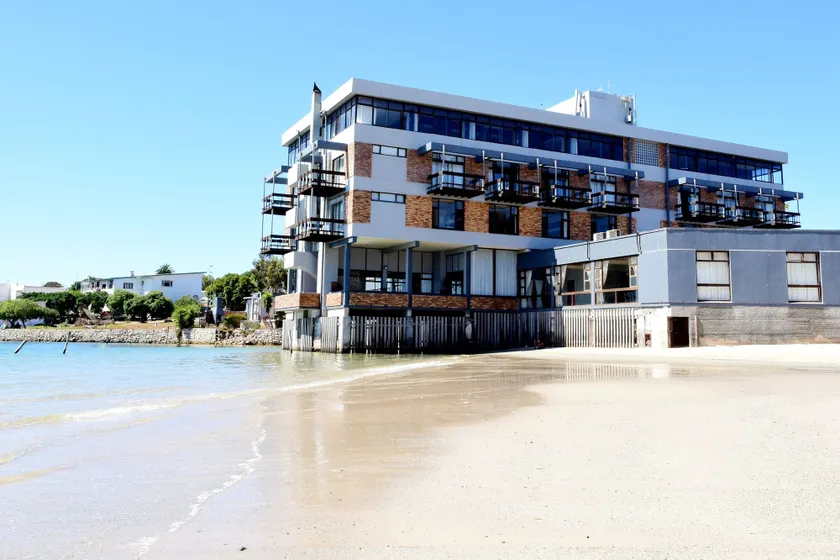 Hoedjiesbaai Hotel - Image 1