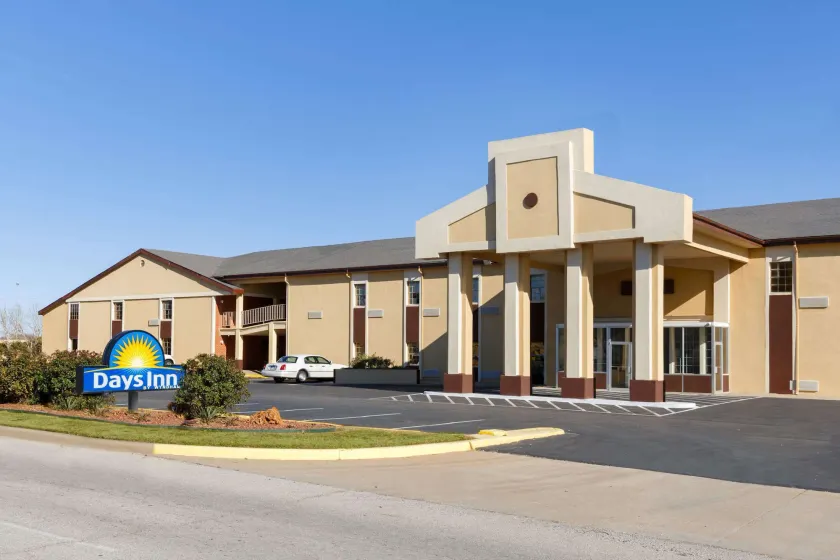 Days Inn by Wyndham Lawton - Image 1