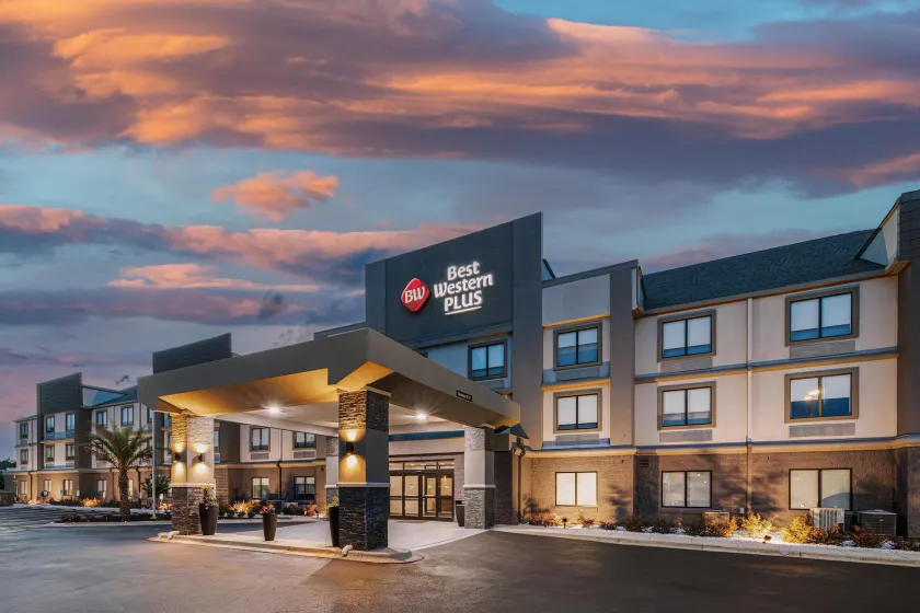 Best Western Plus Savannah Gateway - Image 1