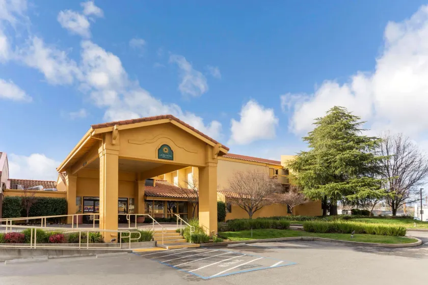 La Quinta by Wyndham Redding - Image 1