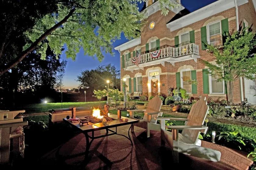 Cloran Mansion Bed & Breakfast - Image 1