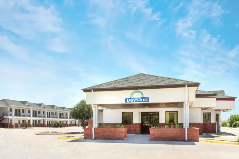 Days Inn by Wyndham Paxton - Image 1