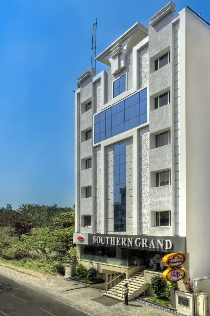 Hotel Southern Grand - Image 1
