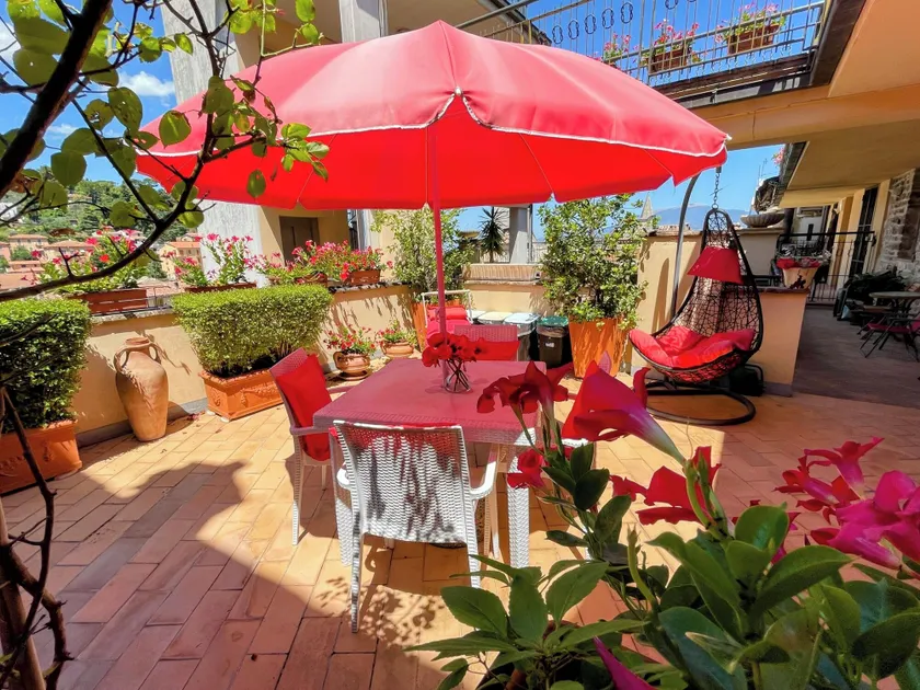 Central Spoleto Apartment With Large Sunny Terrace With Views - Image 1