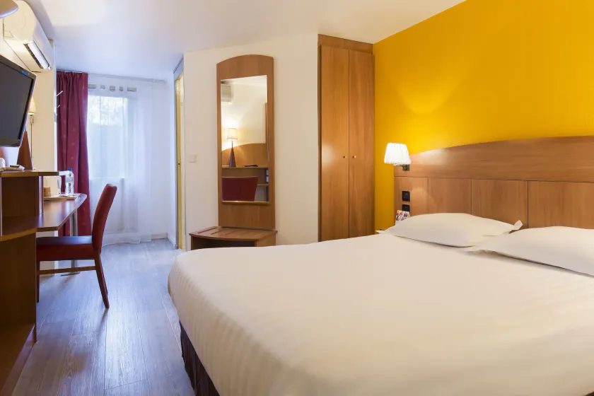 Comfort Hotel Grenoble Meylan - Image 1