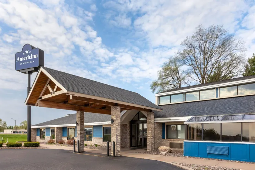 AmericInn by Wyndham Chippewa Falls - Image 1