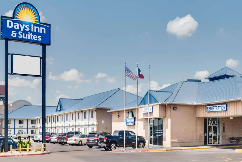 Days Inn & Suites by Wyndham Laredo - Image 1