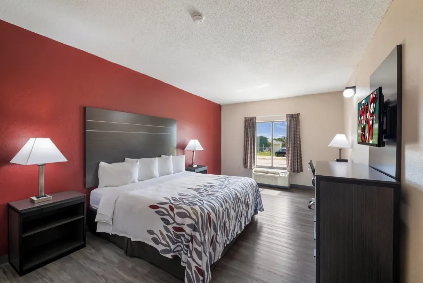 Red Roof Inn & Suites Austin East - Manor - Image 1